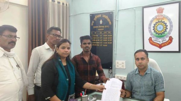 पति खो चुकी से गैंगरेप, आरोपियों को बचाने का आरोप, भीड़ ने थाना घेरा, दोबारा होगी मेडिकल जांच  