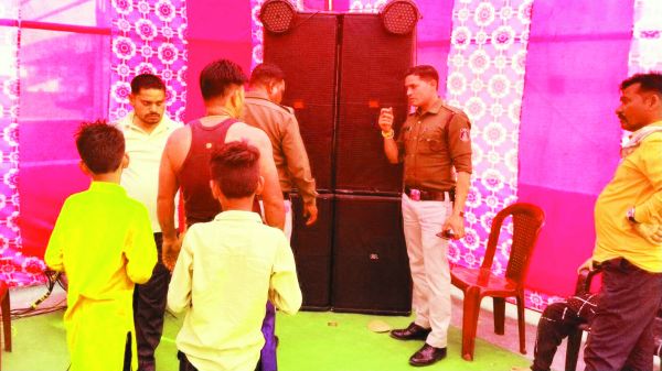 तेज आवाज में बज रहा साउंड सिस्टम जब्त