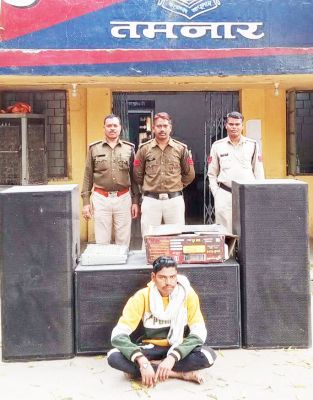 स्कूल ग्राउंड पर देर रात्रि बज रहा डीजे जब्त