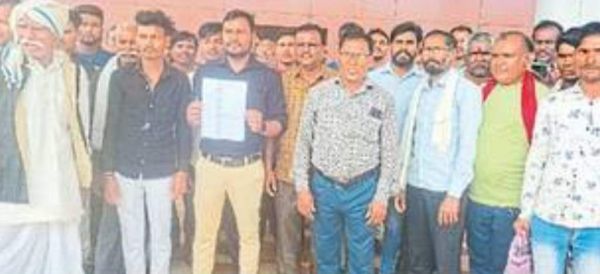 अघोषित बिजली कटौती, नहीं कर पा रहे सिंचाई, फसल सूख रही