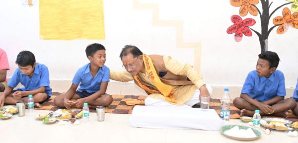 सीएम साय का न्योता भोज, अपनी थाली की मिठाई बाजू में बैठे बच्चों को दी