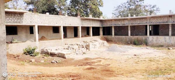 दो साल में भी नहीं बना नया भवन