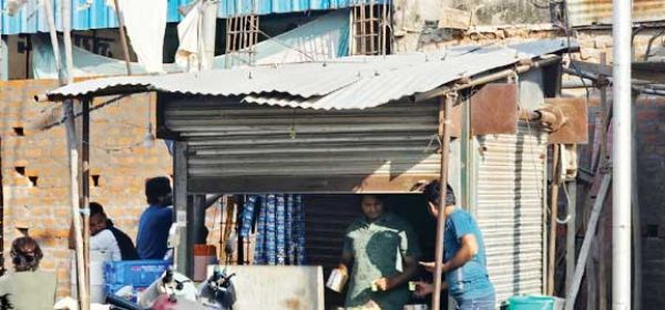  थाने से सौ मीटर दूर चाचा-भतीजे की दुकानों में चोरी