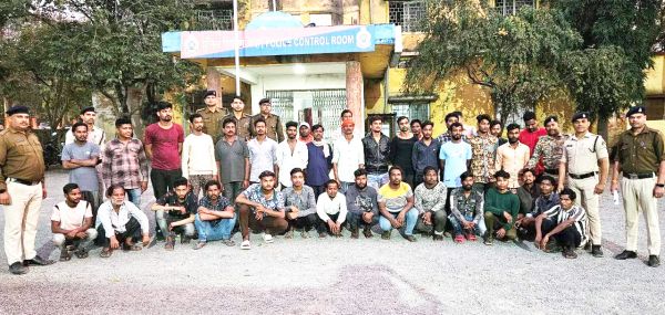 सजायाफ्ता व चोरी, लूट में शामिल लोगों की पुलिस ने ली परेड