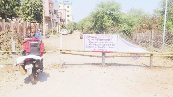 आवाजाही मार्ग पर भूमि मालिक ने लगाया बेरिकेड्स