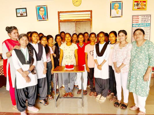 ट्रायबल हॉस्टलों में न्योता भोज कर मनाया सीएम का जन्मदिन