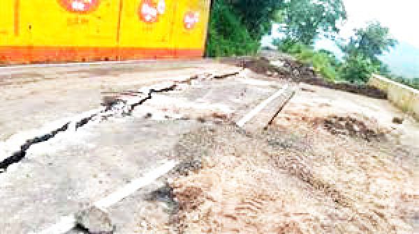 नांदघाट से गिधौरी के बीच हिचकोले भरा सफर, जगह-जगह से उखड़ी सडक़ 