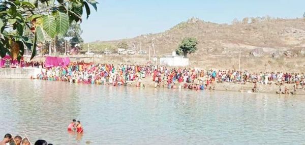 कर्णेश्वर में हजारों श्रद्धालुओं ने लगाई आस्था की डुबकी