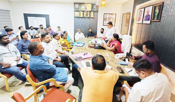 एमआईसी बैठक में आयुक्त को घेरते महापौर ने कहा, भाजपा के इशारे पर काम करना बंद करें