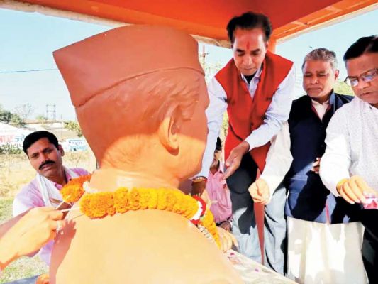 डॉ. खूबचन्द बघेल को दी श्रद्धांजलि