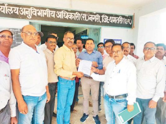 कर्मचारियों ने सीएम के नाम मांगों का सौंपा ज्ञापन