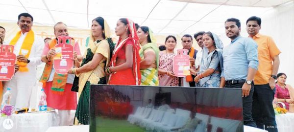 संकल्प शिविर में पूर्व कृषि मंत्री ने बांटे रसोई गैस सिलेंडर