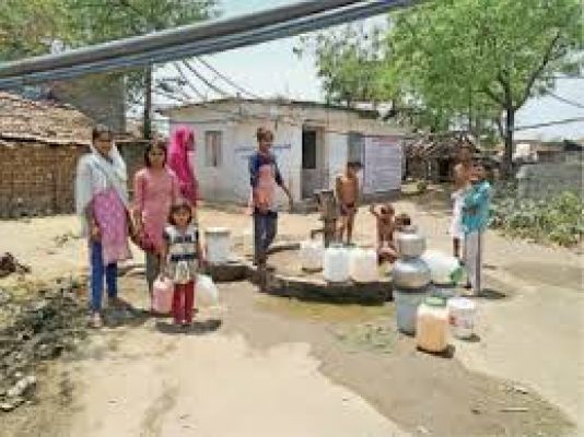 लाखों की सीसी रोड खोद डाली, अधूरा काम छोडक़र ठेकेदार है गायब