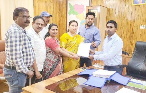 निगम के एमआईसी सदस्य लामबंद, कलेक्टर से की मुलाकात