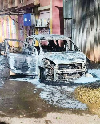 खुद की कार में लगाई आग, खाक