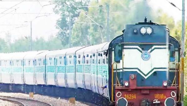 आमचुनाव से पहले घटा लोकल ट्रेनों का किराया