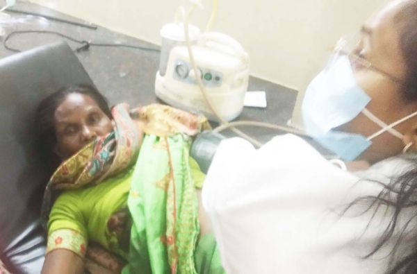 घर घुसकर महिला को मारी गोली, 2 फरार