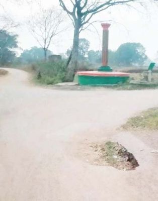 एनएच को जोडऩे वाला मार्ग हुआ जर्जर, सडक़ में बने गड्ढे हुए जानलेवा