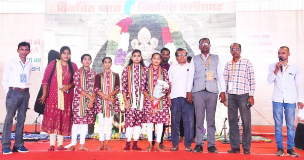 राजिम कुंभ में लोकमंच के कलाकारों ने दर्शकों की वाहवाही लूटी