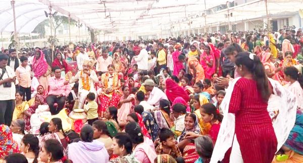 सामूहिक आदर्श विवाह में शामिल हुई रंजना, नवदम्पत्तियों को दी बधाई