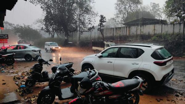 आंधी के साथ बारिश 