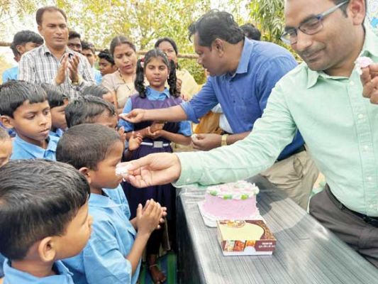 न्योता भोजन से विद्यार्थियों में खुशी