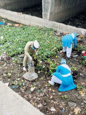 तालाब की सफाई कर स्वच्छता का संदेश