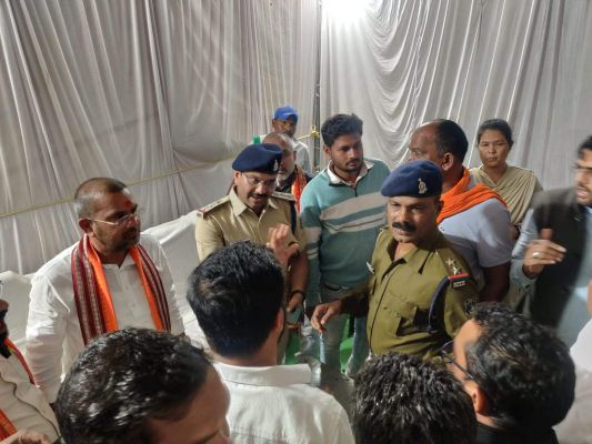 लोक मंडई में भाजपा कार्यकर्ता को पुलिस ने पीटा
