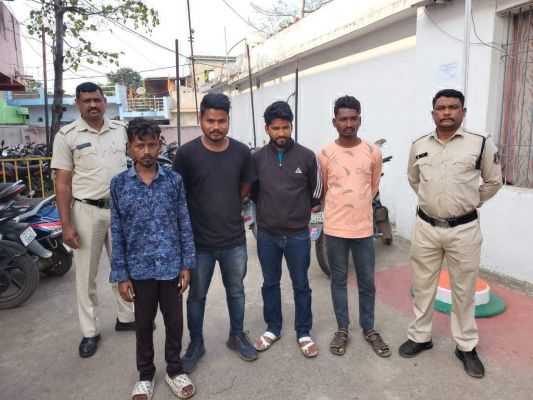 हाइवे किनारे जुआ खिलाते 4 पकड़ाए