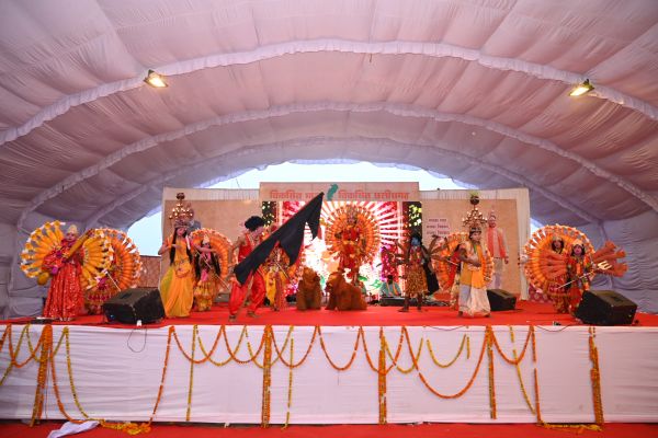 स्थानीय मंच पर कलाकार बना रहे माहौल