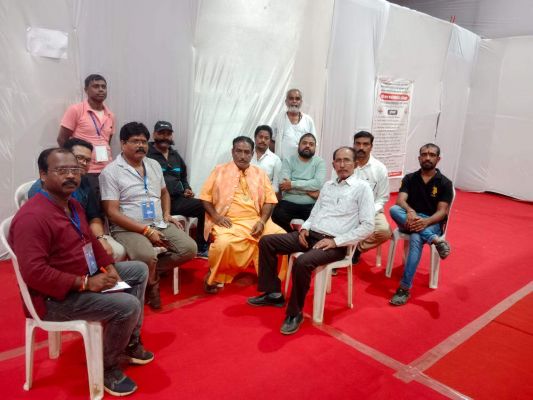 संत समागम क्षेत्र में बने अस्थायी अस्पताल का संत राजेश्वरानंद और गिरीश बिस्सा ने किया निरीक्षण