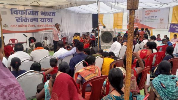 पूर्व सांसद ने शिविर में हितग्राहियों  को बांटा आयुष्मान कार्ड व चेक