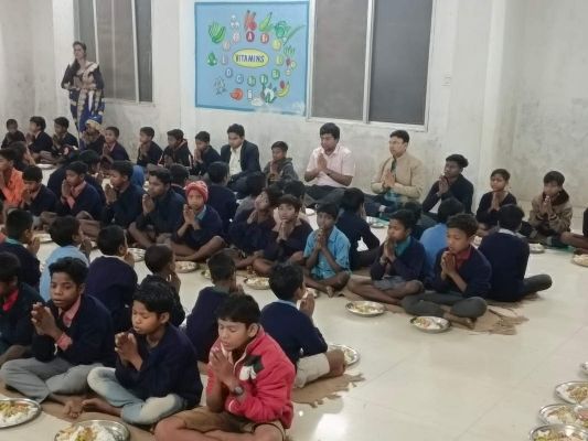 कलेक्टर, एसपी और सीईओ ने पहाड़ी कोरवा बच्चों संग बैठकर किया भोजन, जाना हाल-चाल