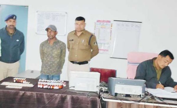 नशीली दवाओं संग आरोपी गिरफ्तार