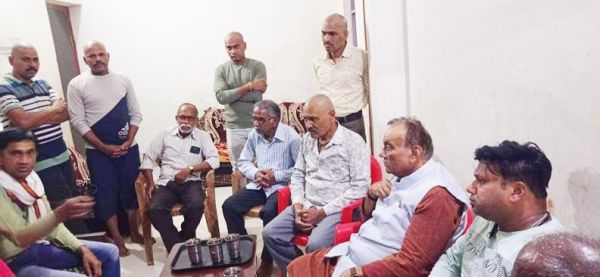शोकाकुल परिवार के बीच  पूर्व मंत्री चंद्रशेखर