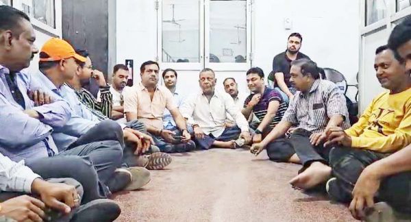 निगम में पेश हो रहा था बजट, इधर ठेकेदार धरने पर 