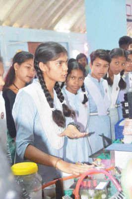 विज्ञान प्रदर्शनी में विद्यार्थियों ने दिखाई प्रतिभा