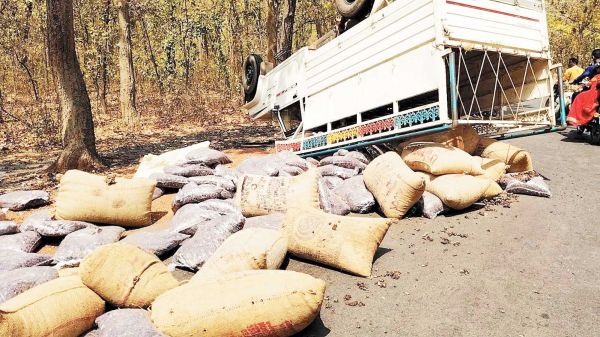 टायर फटने से पलटी पिकअप, बाल-बाल बचे सवारी