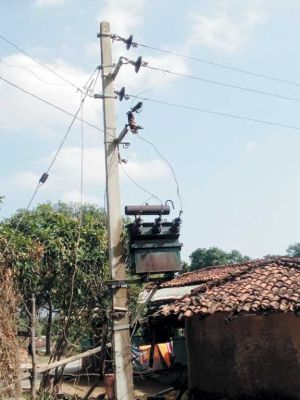 हफ्ते भर से ट्रांसफार्मर खराब, पढ़ाई में हो रही परेशानी