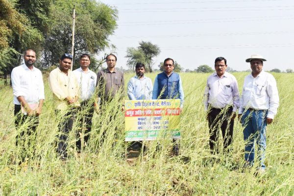 किसानों को उन्नत कृषि तकनीक के बारे में बताया 