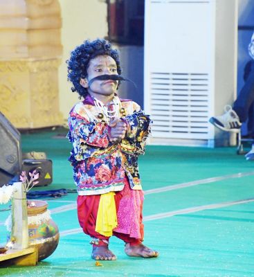 बौना कलाकार बना मेले का मुख्य आकर्षण