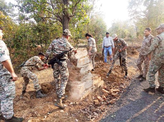 पुलिस जवानों ने ध्वस्त किया नक्सली स्मारक