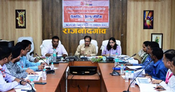 लघु उद्यमियों एवं जरूरतमंदों को उदारतापूर्वक ऋण प्रदान करें बैंकर्स - कलेक्टर