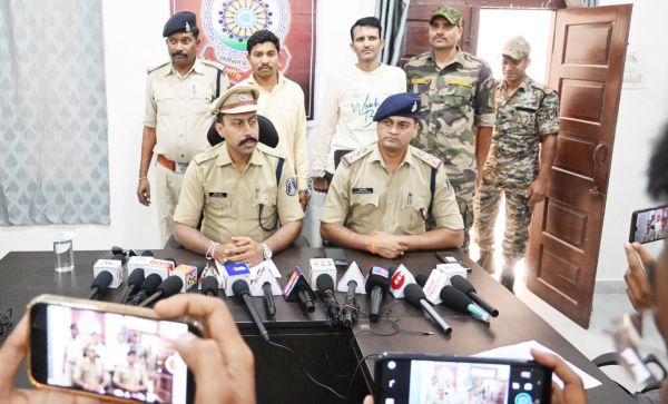 ठगी का मास्टर माइंड समेत 2 गिरफ्तार