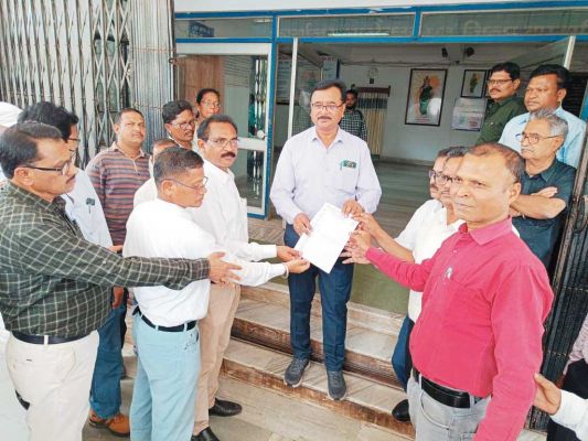 पीडब्ल्यूडी अफसर से मारपीट, ठेकेदार पर कार्रवाई को लेकर कर्मचारी लामबंद, आंदोलन की चेतावनी