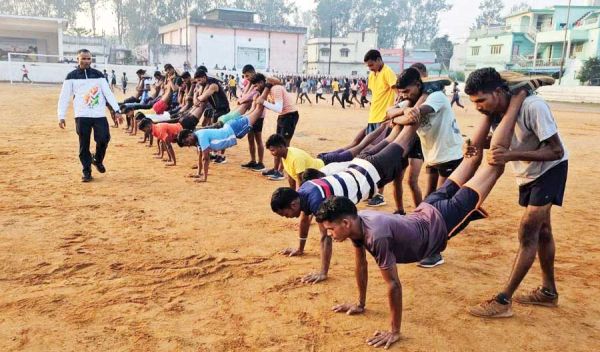 छुट्टियों पर घर आए फौजी ने दिया बच्चों को निशुल्क सैन्य प्रशिक्षण