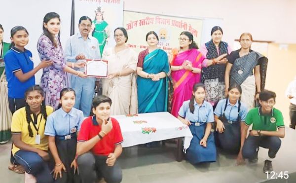 अंधविश्वास के विरुद्ध छात्राओं ने प्रस्तुत किया विज्ञान नाटक