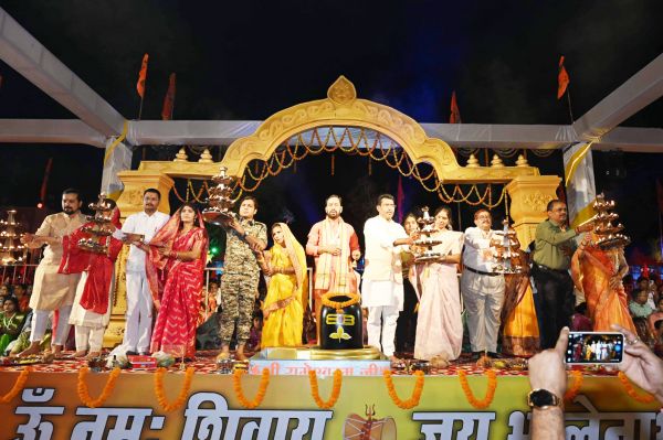 राजिम कुंभ में प्रतिदिन हो रही महानदी की महाआरती