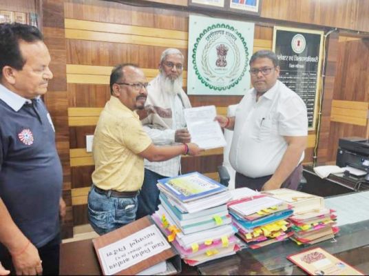 दो शिक्षकों को पेंशन प्राधिकार पत्र