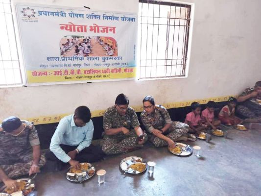 न्योता भोज में शामिल हुए कलेक्टर